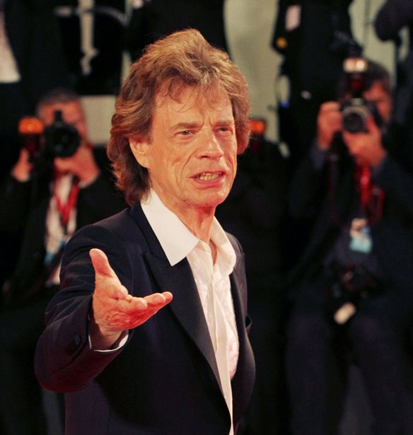 &#x39F; Mick Jagger &#x3B1;&#x3C0;&#x3BF;&#x3C7;&#x3B1;&#x3B9;&#x3C1;&#x3B5;&#x3C4;&#x3AC; &#x3C4;&#x3B7; Marianne Faithfull, &#x3BC;&#x3AF;&#x3B1; &#x3B3;&#x3C5;&#x3BD;&#x3B1;&#x3AF;&#x3BA;&#x3B1; &#x3C0;&#x3BF;&#x3C5; &#x3C4;&#x3BF;&#x3BD; &#x3C3;&#x3B7;&#x3BC;&#x3AC;&#x3B4;&#x3B5;&#x3C8;&#x3B5;