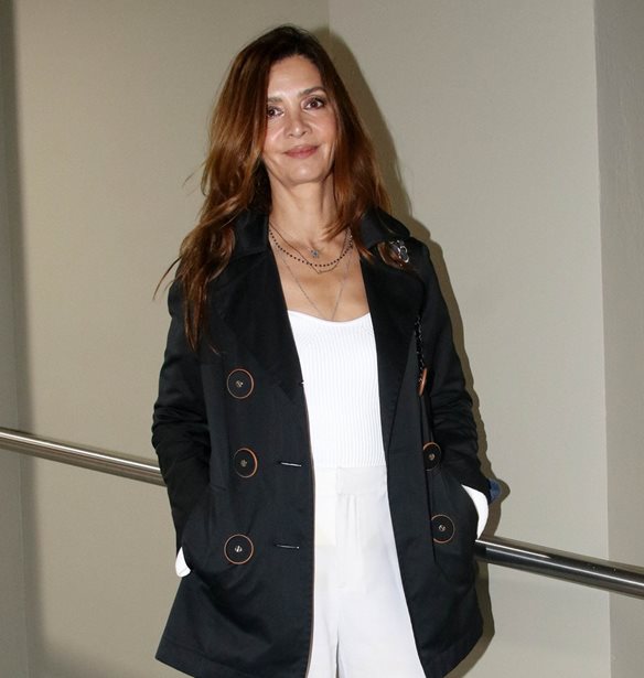 Η Κατερίνα Λέχου με βελούδινο σακάκι, καφέ παντελόνι και metallic γόβες σε βραδινή έξοδο