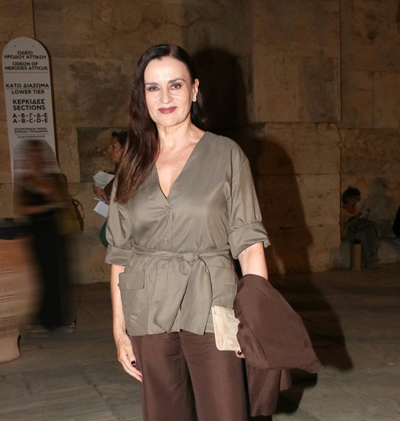 1&#x3BF; Greek Fashion Festival | &#x397; &#x39A;&#x3B1;&#x3C1;&#x3C5;&#x3BF;&#x3C6;&#x3C5;&#x3BB;&#x3BB;&#x3B9;&#x3AC; &#x39A;&#x3B1;&#x3C1;&#x3B1;&#x3BC;&#x3C0;&#x3AD;&#x3C4;&#x3B7; &#x3BC;&#x3B5; cropped &#x3C3;&#x3B1;&#x3BA;&#x3AC;&#x3BA;&#x3B9; &#x3C3;&#x3C4;&#x3BF;&#x3BD; &#x3C4;&#x3CC;&#x3BD;&#x3BF; &#x3C0;&#x3BF;&#x3C5; &#x3B1;&#x3BD;&#x3B1;&#x3B2;&#x3B1;&#x3B8;&#x3BC;&#x3AF;&#x3B6;&#x3B5;&#x3B9; &#x3BA;&#x3AC;&#x3B8;&#x3B5; look