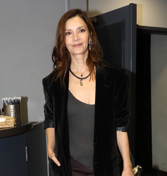 Η Κατερίνα Λέχου με μπεζ faux γούνα σε βραδινή έξοδο | Η κολακευτική λεπτομέρεια στο look της