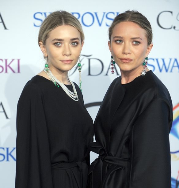 &#x39F;&#x3B9; Mary- Kate &#x3BA;&#x3B1;&#x3B9; Ashley Olsen &#x3BC;&#x3BF;&#x3B9;&#x3C1;&#x3AC;&#x3B6;&#x3BF;&#x3BD;&#x3C4;&#x3B1;&#x3B9; &#x3C4;&#x3B7;&#x3BD; &#x3B4;&#x3B9;&#x3BA;&#x3AE; &#x3C4;&#x3BF;&#x3C5;&#x3C2; playlist &#x3B3;&#x3B9;&#x3B1; &#x3C4;&#x3B7;&#x3BD; &#x3BA;&#x3B1;&#x3C1;&#x3B1;&#x3BD;&#x3C4;&#x3AF;&#x3BD;&#x3B1;