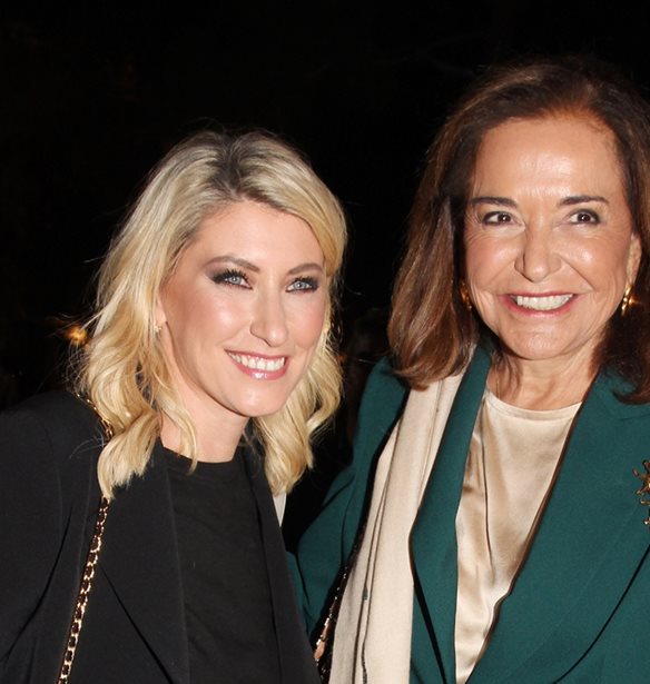 &#x39D;&#x3C4;&#x3CC;&#x3C1;&#x3B1; &#x39C;&#x3C0;&#x3B1;&#x3BA;&#x3BF;&#x3B3;&#x3B9;&#x3AC;&#x3BD;&#x3BD;&#x3B7; &#x2013; &#x399;&#x3C3;&#x3AF;&#x3B4;&#x3C9;&#x3C1;&#x3BF;&#x3C2; &#x39A;&#x3BF;&#x3CD;&#x3B2;&#x3B5;&#x3BB;&#x3BF;&#x3C2; | &#x391;&#x3C0;&#x3CC;&#x3BB;&#x3B1;&#x3C5;&#x3C3;&#x3B1;&#x3BD; &#x3C4;&#x3B7; &#x3A3;&#x3AF;&#x3B1; &#x39A;&#x3BF;&#x3C3;&#x3B9;&#x3CE;&#x3BD;&#x3B7; &#x3C3;&#x3C4;&#x3BF; &#x3B8;&#x3B5;&#x3B1;&#x3C4;&#x3C1;&#x3B9;&#x3BA;&#x3CC; &#x3C4;&#x3B7;&#x3C2; &#x3BD;&#x3C4;&#x3B5;&#x3BC;&#x3C0;&#x3BF;&#x3CD;&#x3C4;&#x3BF;