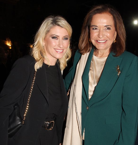 &#x39D;&#x3C4;&#x3CC;&#x3C1;&#x3B1; &#x39C;&#x3C0;&#x3B1;&#x3BA;&#x3BF;&#x3B3;&#x3B9;&#x3AC;&#x3BD;&#x3BD;&#x3B7; &#x2013; &#x399;&#x3C3;&#x3AF;&#x3B4;&#x3C9;&#x3C1;&#x3BF;&#x3C2; &#x39A;&#x3BF;&#x3CD;&#x3B2;&#x3B5;&#x3BB;&#x3BF;&#x3C2; | &#x391;&#x3C0;&#x3CC;&#x3BB;&#x3B1;&#x3C5;&#x3C3;&#x3B1;&#x3BD; &#x3C4;&#x3B7; &#x3A3;&#x3AF;&#x3B1; &#x39A;&#x3BF;&#x3C3;&#x3B9;&#x3CE;&#x3BD;&#x3B7; &#x3C3;&#x3C4;&#x3BF; &#x3B8;&#x3B5;&#x3B1;&#x3C4;&#x3C1;&#x3B9;&#x3BA;&#x3CC; &#x3C4;&#x3B7;&#x3C2; &#x3BD;&#x3C4;&#x3B5;&#x3BC;&#x3C0;&#x3BF;&#x3CD;&#x3C4;&#x3BF;