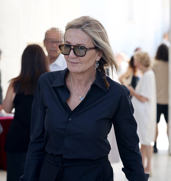 Η Μαρέβα Μητσοτάκη με γκρι σύνολο και καφέ suede παπούτσια στη Νέα Υόρκη