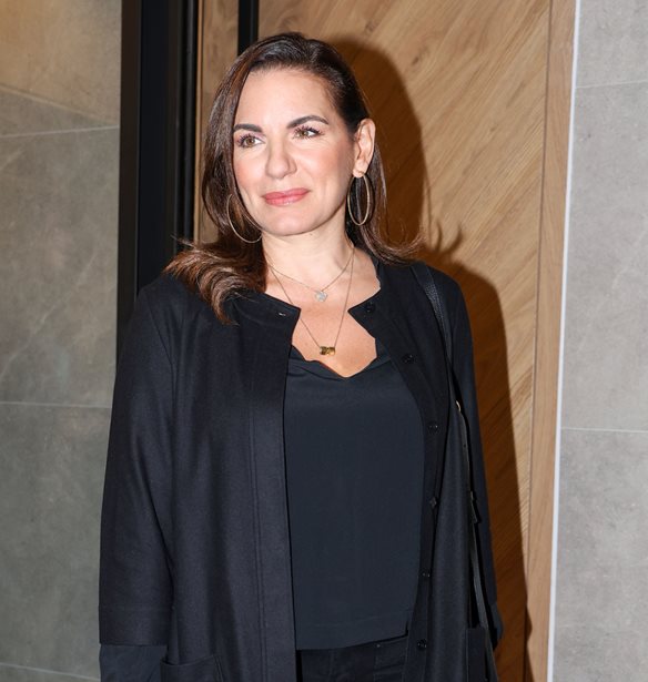 Η Όλγα Κεφαλογιάννη με γκρι σακάκι και τζιν παντελόνι σε βραδινή έξοδο