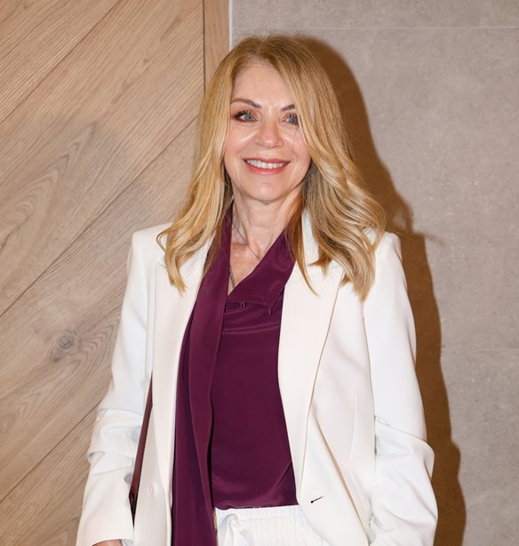 Η Έλλη Στάη με λαδί πουλόβερ και καφέ suede παντελόνι στο κέντρο της Αθήνας