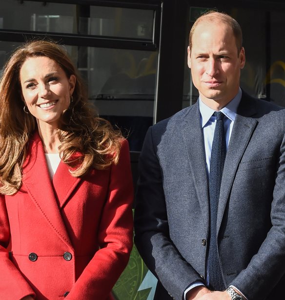 Golden Royal | &#x397; &#x3B5;&#x3BC;&#x3C6;&#x3AC;&#x3BD;&#x3B9;&#x3C3;&#x3B7; &#x3C4;&#x3B7;&#x3C2; Kate Middleton &#x3BC;&#x3B5; &#x3C7;&#x3C1;&#x3C5;&#x3C3;&#x3CC; &#x3C6;&#x3CC;&#x3C1;&#x3B5;&#x3BC;&#x3B1; &#x3C3;&#x3C4;&#x3B7;&#x3BD; &#x3C0;&#x3C1;&#x3B5;&#x3BC;&#x3B9;&#x3AD;&#x3C1;&#x3B1; &#x3C4;&#x3BF;&#x3C5; James Bond &#x3B8;&#x3B1; &#x3B3;&#x3C1;&#x3AC;&#x3C8;&#x3B5;&#x3B9; &#x3B9;&#x3C3;&#x3C4;&#x3BF;&#x3C1;&#x3AF;&#x3B1;