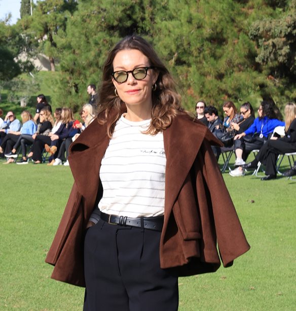 Η Βίκυ Καγιά με see-through τοπ και βελούδινο παντελόνι σε βραδινή έξοδο