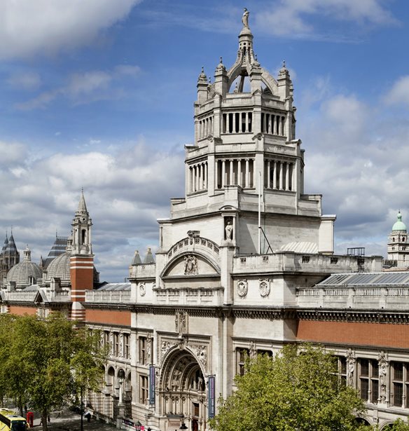 The Burberry Gallery | &#x3A4;&#x3BF; V&amp;A Museum &#x3C3;&#x3C5;&#x3BD;&#x3B5;&#x3C1;&#x3B3;&#x3AC;&#x3B6;&#x3B5;&#x3C4;&#x3B1;&#x3B9; &#x3BC;&#x3B5; &#x3C4;&#x3BF;&#x3BD; &#x3B5;&#x3BC;&#x3B2;&#x3BB;&#x3B7;&#x3BC;&#x3B1;&#x3C4;&#x3B9;&#x3BA;&#x3CC; &#x3BF;&#x3AF;&#x3BA;&#x3BF; &#x3B1;&#x3BD;&#x3B1;&#x3BD;&#x3B5;&#x3CE;&#x3BD;&#x3BF;&#x3BD;&#x3C4;&#x3B1;&#x3C2; &#x3C4;&#x3B7; Fashion Gallery &#x3C4;&#x3BF;&#x3C5;