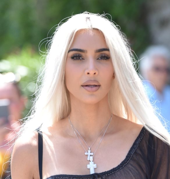 Kim Kardashian | &#x397; &#x3BC;&#x3AE;&#x3BD;&#x3C5;&#x3C3;&#x3B7; &#x3C0;&#x3BF;&#x3C5; &#x3B4;&#x3AD;&#x3C7;&#x3B8;&#x3B7;&#x3BA;&#x3B5; &#x3BC;&#x3B5; &#x3B1;&#x3C6;&#x3BF;&#x3C1;&#x3BC;&#x3AE; &#x3C4;&#x3B7; &#x3BD;&#x3AD;&#x3B1; &#x3C4;&#x3B7;&#x3C2; &#x3C3;&#x3B5;&#x3B9;&#x3C1;&#x3AC; skincare &#x3C0;&#x3C1;&#x3BF;&#x3CA;&#x3CC;&#x3BD;&#x3C4;&#x3C9;&#x3BD;
