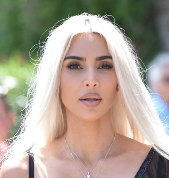 &#x397; Kim Kardashian &#x3B3;&#x3BD;&#x3CE;&#x3C1;&#x3B9;&#x3C3;&#x3B5; &#x3C4;&#x3B7; &quot;&#x3A3;&#x3B9;&#x3B4;&#x3B7;&#x3C1;&#x3AC; &#x39A;&#x3C5;&#x3C1;&#x3AF;&#x3B1; &#x3C4;&#x3B7;&#x3C2; &#x39C;&#x3CC;&#x3B4;&#x3B1;&#x3C2;&quot; (&#x3BA;&#x3B1;&#x3B9; &#x3B4;&#x3B5;&#x3BD; &#x3B5;&#x3BD;&#x3BD;&#x3BF;&#x3BF;&#x3CD;&#x3BC;&#x3B5; &#x3C4;&#x3B7;&#x3BD; Anna Wintour)