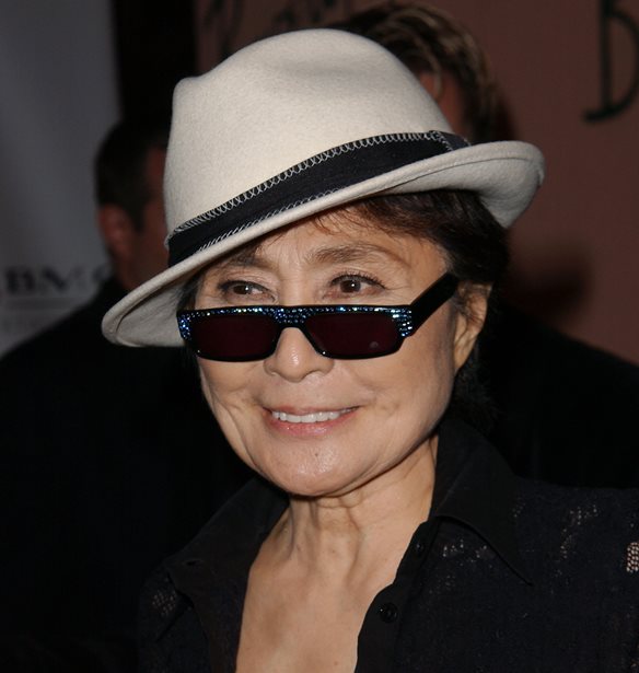 H Yoko Ono &#x3BA;&#x3AC;&#x3BD;&#x3B5;&#x3B9; &#x3C4;&#x3B1;&#x3B9;&#x3BD;&#x3AF;&#x3B1; &#x3C4;&#x3B7;&#x3BD; &#x3C3;&#x3C7;&#x3AD;&#x3C3;&#x3B7; &#x3C4;&#x3B7;&#x3C2; &#x3BC;&#x3B5; &#x3C4;&#x3BF;&#x3BD; John Lennon