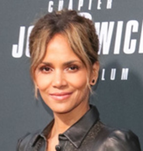 &#x397; Halle Berry &#x3BA;&#x3BB;&#x3B5;&#x3AF;&#x3BD;&#x3B5;&#x3B9; &#x3C4;&#x3B1; 55 &#x3BA;&#x3B1;&#x3B9; &#x3B4;&#x3AD;&#x3C7;&#x3B5;&#x3C4;&#x3B1;&#x3B9; &#x3BA;&#x3B1;&#x3BD;&#x3C4;&#x3AC;&#x3B4;&#x3B1; &#x3B1;&#x3C0;&#x3CC; &#x3C4;&#x3BF;&#x3BD; &#x3C3;&#x3CD;&#x3BD;&#x3C4;&#x3C1;&#x3BF;&#x3C6;&#x3CC; &#x3C4;&#x3B7;&#x3C2;