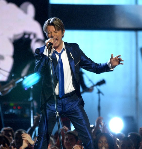 O David Bowie &#x3BC;&#x3AD;&#x3C3;&#x3B1; &#x3B1;&#x3C0;&#x3CC; &#x3C4;&#x3BF;&#x3BD; &#x3C6;&#x3B1;&#x3BA;&#x3CC; 25 &#x3C6;&#x3C9;&#x3C4;&#x3BF;&#x3B3;&#x3C1;&#x3AC;&#x3C6;&#x3C9;&#x3BD;