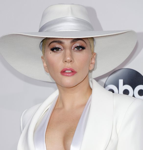 &#x397; &#x3BA;&#x3BF;&#x3BC;&#x3C8;&#x3AE; &#x3B5;&#x3BC;&#x3C6;&#x3AC;&#x3BD;&#x3B9;&#x3C3;&#x3B7; &#x3C4;&#x3B7;&#x3C2; Lady Gaga &#x3C3;&#x3C4;&#x3BF; &#x39A;&#x3B1;&#x3C0;&#x3B9;&#x3C4;&#x3CE;&#x3BB;&#x3B9;&#x3BF;