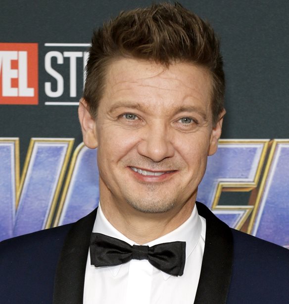 &#x39F; Jeremy Renner &quot;&#x3BB;&#x3C5;&#x3B3;&#x3AF;&#x3B6;&#x3B5;&#x3B9;&quot; on camera &#x3BC;&#x3B9;&#x3BB;&#x3CE;&#x3BD;&#x3C4;&#x3B1;&#x3C2; &#x3B3;&#x3B9;&#x3B1; &#x3C4;&#x3BF; &#x3C4;&#x3C1;&#x3B1;&#x3B3;&#x3B9;&#x3BA;&#x3CC; &#x3B1;&#x3C4;&#x3CD;&#x3C7;&#x3B7;&#x3BC;&#x3B1; &#x3C0;&#x3BF;&#x3C5; &#x3C0;&#x3B1;&#x3C1;&#x3B1;&#x3BB;&#x3AF;&#x3B3;&#x3BF; &#x3BD;&#x3B1; &#x3C4;&#x3BF;&#x3C5; &#x3C3;&#x3C4;&#x3B5;&#x3C1;&#x3AE;&#x3C3;&#x3B5;&#x3B9; &#x3C4;&#x3B7; &#x3B6;&#x3C9;&#x3AE;