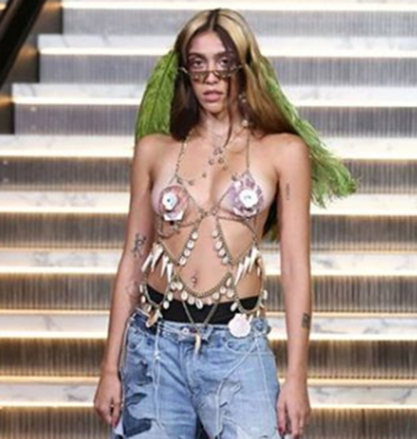 Lourdes Leon | &#x3A6;&#x3CC;&#x3C1;&#x3B5;&#x3C3;&#x3B5; &#x3C4;&#x3BF; &#x3BD;&#x3C5;&#x3C6;&#x3B9;&#x3BA;&#x3CC; &#x3C4;&#x3B7;&#x3C2; Madonna &#x3B1;&#x3C0;&#x3CC; &#x3C4;&#x3BF; &#x3B2;&#x3B9;&#x3BD;&#x3C4;&#x3B5;&#x3BF;&#x3BA;&#x3BB;&#x3AF;&#x3C0; &#x3C4;&#x3BF;&#x3C5; &#x27;Like a Virgin&#x27;