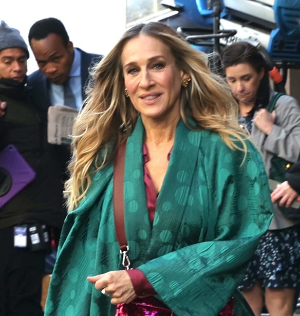 Sarah Jessica Parker | &#x39F;&#x3B9; &#x3BD;&#x3AD;&#x3B5;&#x3C2; &#x3C6;&#x3C9;&#x3C4;&#x3BF;&#x3B3;&#x3C1;&#x3B1;&#x3C6;&#x3AF;&#x3B5;&#x3C2; &#x3C4;&#x3B7;&#x3C2; &#x3BC;&#x3B5; wet hair look &#x3C3;&#x3C4;&#x3B1; &#x3B3;&#x3C5;&#x3C1;&#x3AF;&#x3C3;&#x3BC;&#x3B1;&#x3C4;&#x3B1; &#x3C4;&#x3BF;&#x3C5; &#x27;And Just Like That&#x27;