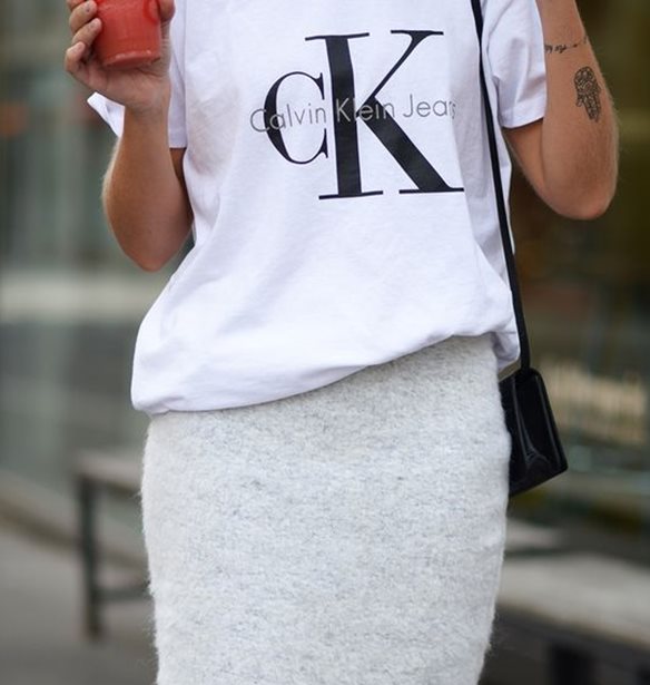 &#x39F; Raf Simons &#x3B1;&#x3BB;&#x3BB;&#x3AC;&#x3B6;&#x3B5;&#x3B9; &#x3C4;&#x3BF; &#x3BA;&#x3BB;&#x3B1;&#x3C3;&#x3B9;&#x3BA;&#x3CC; logo &#x3C4;&#x3BF;&#x3C5; Calvin Klein