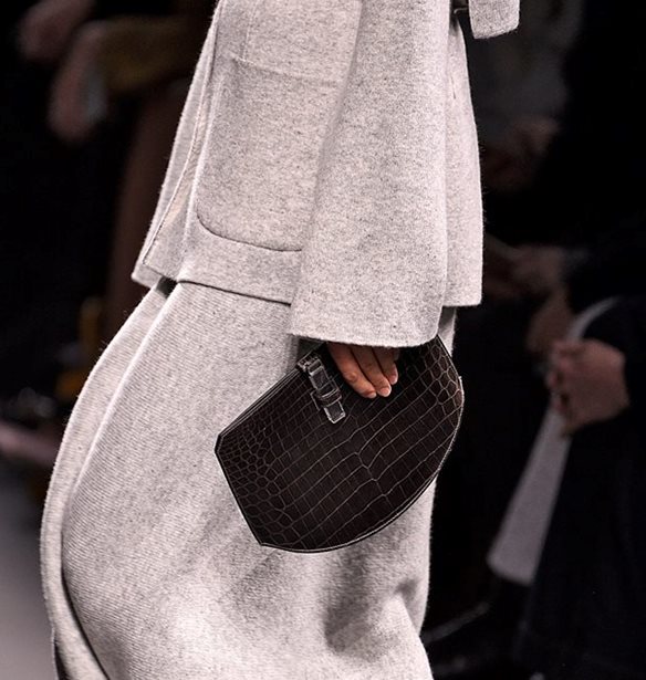 Τα stylish κορίτσια δεν κρατάνε πια την τσάντα τους