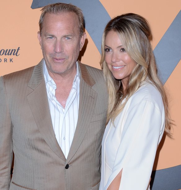 Kevin Costner | &#x397; &#x3C3;&#x3C0;&#x3AC;&#x3BD;&#x3B9;&#x3B1; &#x3B5;&#x3BC;&#x3C6;&#x3AC;&#x3BD;&#x3B9;&#x3C3;&#x3AE; &#x3C4;&#x3BF;&#x3C5; &#x3C3;&#x3C4;&#x3BF; &#x3BA;&#x3CC;&#x3BA;&#x3BA;&#x3B9;&#x3BD;&#x3BF; &#x3C7;&#x3B1;&#x3BB;&#x3AF; &#x3BC;&#x3B5; &#x3C4;&#x3B7;&#x3BD; &#x3C3;&#x3CD;&#x3B6;&#x3C5;&#x3B3;&#x3CC; &#x3C4;&#x3BF;&#x3C5;, Christine Baumgartner