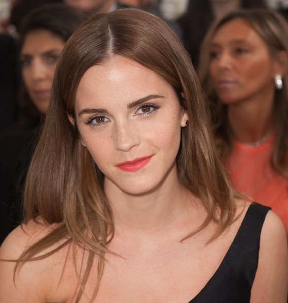 H Emma Watson &#x3C0;&#x3B1;&#x3C1;&#x3BF;&#x3C5;&#x3C3;&#x3B9;&#x3AC;&#x3B6;&#x3B5;&#x3B9; &#x3C4;&#x3B7; super stylish &#x3BD;&#x3C4;&#x3BF;&#x3C5;&#x3BB;&#x3AC;&#x3C0;&#x3B1; &#x3C4;&#x3B7;&#x3C2;