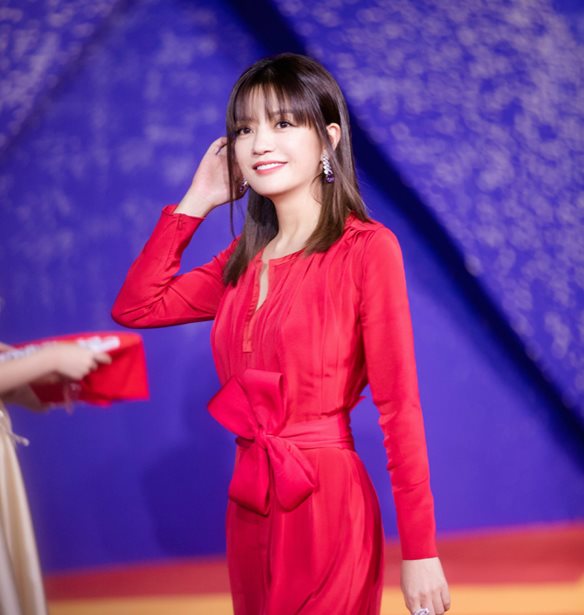 &#x39A;&#x3AF;&#x3BD;&#x3B1; | &#x397; celebrity &#x3C0;&#x3BF;&#x3C5; &quot;&#x3B5;&#x3BE;&#x3B1;&#x3C6;&#x3B1;&#x3BD;&#x3AF;&#x3C3;&#x3C4;&#x3B7;&#x3BA;&#x3B5;&quot; &#x3B1;&#x3C0;&#x3CC; &#x3C4;&#x3B1; social media &#x3BA;&#x3B1;&#x3B9; &#x3C4;&#x3B9;&#x3C2; &#x3C0;&#x3BB;&#x3B1;&#x3C4;&#x3C6;&#x3CC;&#x3C1;&#x3BC;&#x3B5;&#x3C2; &#x3C4;&#x3B7;&#x3C2; &#x3C7;&#x3CE;&#x3C1;&#x3B1;&#x3C2; &#x3C3;&#x3B5; &#x3BC;&#x3B9;&#x3B1; &#x3BD;&#x3CD;&#x3C7;&#x3C4;&#x3B1;