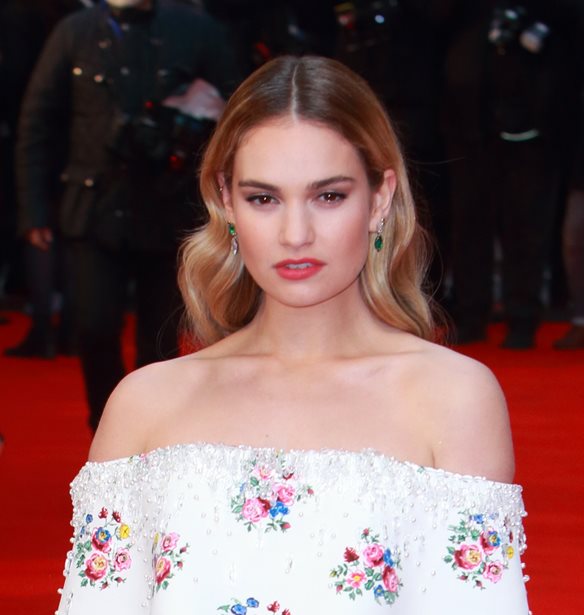 Lily James | &#x39C;&#x3B5;&#x3C4;&#x3AC; &#x3C4;&#x3B7;&#x3BD; &#x3C5;&#x3C0;&#x3BF;&#x3BA;&#x3C1;&#x3B9;&#x3C4;&#x3B9;&#x3BA;&#x3AE;, &#x3B8;&#x3B1; &#x3B1;&#x3C3;&#x3C7;&#x3BF;&#x3BB;&#x3B7;&#x3B8;&#x3B5;&#x3AF; &#x3BA;&#x3B1;&#x3B9; &#x3BC;&#x3B5; &#x3C4;&#x3BF; &#x3C4;&#x3C1;&#x3B1;&#x3B3;&#x3BF;&#x3CD;&#x3B4;&#x3B9;