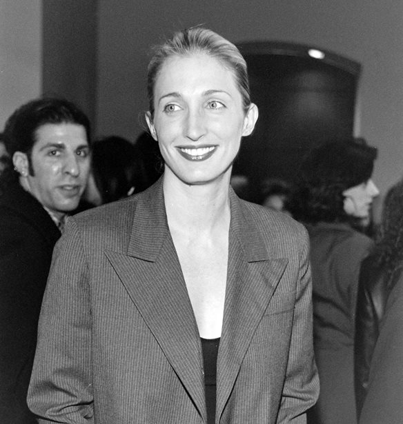 Carolyn Bessette-Kennedy | &#x3A4;&#x3BF; &#x3B4;&#x3B9;&#x3B1;&#x3C7;&#x3C1;&#x3BF;&#x3BD;&#x3B9;&#x3BA;&#x3CC; &#x3C3;&#x3C4;&#x3B9;&#x3BB; &#x3BC;&#x3AF;&#x3B1;&#x3C2; &#x3B3;&#x3C5;&#x3BD;&#x3B1;&#x3AF;&#x3BA;&#x3B1;&#x3C2; &#x3C0;&#x3BF;&#x3C5; &#x3B4;&#x3B5;&#x3BD; &#x3B1;&#x3B3;&#x3B1;&#x3C0;&#x3BF;&#x3CD;&#x3C3;&#x3B5; &#x3C4;&#x3B1; &#x3C6;&#x3CE;&#x3C4;&#x3B1; &#x3C4;&#x3B7;&#x3C2; &#x3B4;&#x3B7;&#x3BC;&#x3BF;&#x3C3;&#x3B9;&#x3CC;&#x3C4;&#x3B7;&#x3C4;&#x3B1;&#x3C2;