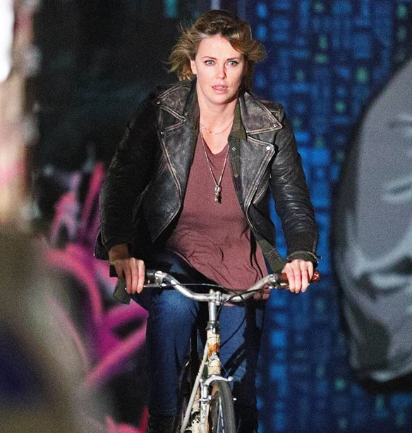 Jennifer Lopez - Charlize Theron: &#x3A0;&#x3BF;&#x3CD; &#x3C4;&#x3B9;&#x3C2; &#x3B5;&#x3BD;&#x3C4;&#x3CC;&#x3C0;&#x3B9;&#x3C3;&#x3B5; &#x3BF; &#x3C6;&#x3C9;&#x3C4;&#x3BF;&#x3B3;&#x3C1;&#x3B1;&#x3C6;&#x3B9;&#x3BA;&#x3CC;&#x3C2; &#x3C6;&#x3B1;&#x3BA;&#x3CC;&#x3C2;;