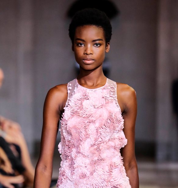 &#x397; Carolina Herrera &#x3BC;&#x3B7;&#x3BD;&#x3CD;&#x3B5;&#x3B9; &#x3C4;&#x3BF;&#x3BD; Oscar de la Renta