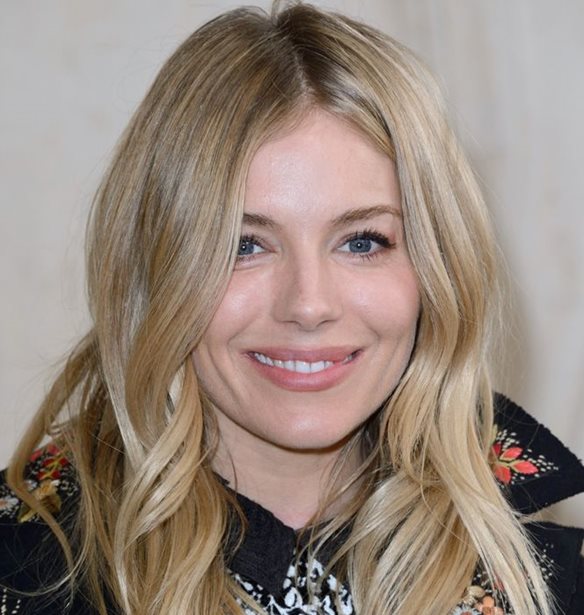 Sienna Miller: &#x393;&#x3B9;&#x3B1;&#x3C4;&#x3AF; &#x3AD;&#x3BA;&#x3B1;&#x3BD;&#x3B5; &#x3B1;&#x3BB;&#x3BB;&#x3B1;&#x3B3;&#x3AD;&#x3C2; &#x3C3;&#x3C4;&#x3BF; &#x3C3;&#x3B5;&#x3BD;&#x3AC;&#x3C1;&#x3B9;&#x3BF; &#x3C4;&#x3B7;&#x3C2; &#x3BD;&#x3AD;&#x3B1;&#x3C2; &#x3C4;&#x3B7;&#x3C2; &#x3C4;&#x3B1;&#x3B9;&#x3BD;&#x3AF;&#x3B1;&#x3C2;;