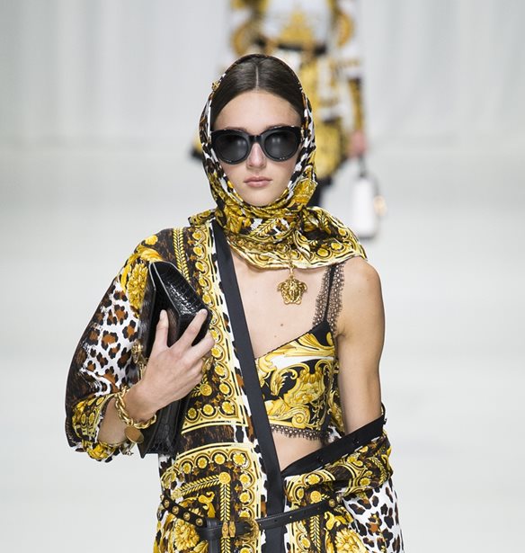 Babushka Scarf | &#x3A4;&#x3BF; trend &#x3C0;&#x3BF;&#x3C5; &#x3C3;&#x3B5; &#x3C0;&#x3C1;&#x3BF;&#x3C3;&#x3C4;&#x3B1;&#x3C4;&#x3B5;&#x3CD;&#x3B5;&#x3B9; &#x3B1;&#x3C0;&#x3CC; &#x3C4;&#x3BF;&#x3BD; &#x3AE;&#x3BB;&#x3B9;&#x3BF;, &#x3C7;&#x3B1;&#x3C1;&#x3AF;&#x3B6;&#x3BF;&#x3BD;&#x3C4;&#x3B1;&#x3C2; &#x3C3;&#x3C4;&#x3B1; looks &#x3C3;&#x3BF;&#x3C5; &#x3C1;&#x3B5;&#x3C4;&#x3C1;&#x3CC; &#x3CD;&#x3C6;&#x3BF;&#x3C2;