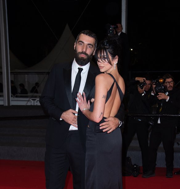 Dua Lipa - Romain Gavras | &#x3A0;&#x3BF;&#x3B6;&#x3AC;&#x3C1;&#x3BF;&#x3C5;&#x3BD; &#x3B1;&#x3B3;&#x3BA;&#x3B1;&#x3BB;&#x3B9;&#x3AC; &#x3C3;&#x3C4;&#x3BF; &#x3BA;&#x3CC;&#x3BA;&#x3BA;&#x3B9;&#x3BD;&#x3BF; &#x3C7;&#x3B1;&#x3BB;&#x3AF; &#x3C4;&#x3BF;&#x3C5; &#x3A6;&#x3B5;&#x3C3;&#x3C4;&#x3B9;&#x3B2;&#x3AC;&#x3BB; &#x39A;&#x3B1;&#x3BD;&#x3BD;&#x3CE;&#x3BD;