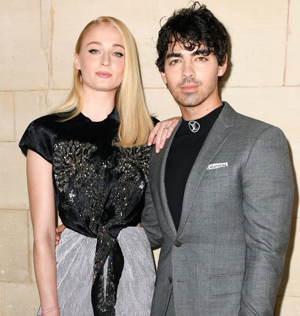 &#x397; Sophie Turner &#x3B5;&#x3BE;&#x3B7;&#x3B3;&#x3B5;&#x3AF; &#x3C4;&#x3BF;&#x3BD; &#x3BB;&#x3CC;&#x3B3;&#x3BF; &#x3C0;&#x3BF;&#x3C5; &#x3B1;&#x3C1;&#x3C1;&#x3B1;&#x3B2;&#x3C9;&#x3BD;&#x3B9;&#x3AC;&#x3C3;&#x3C4;&#x3B7;&#x3BA;&#x3B5; &#x3C3;&#x3B5; &#x3BC;&#x3B9;&#x3BA;&#x3C1;&#x3AE; &#x3B7;&#x3BB;&#x3B9;&#x3BA;&#x3AF;&#x3B1;