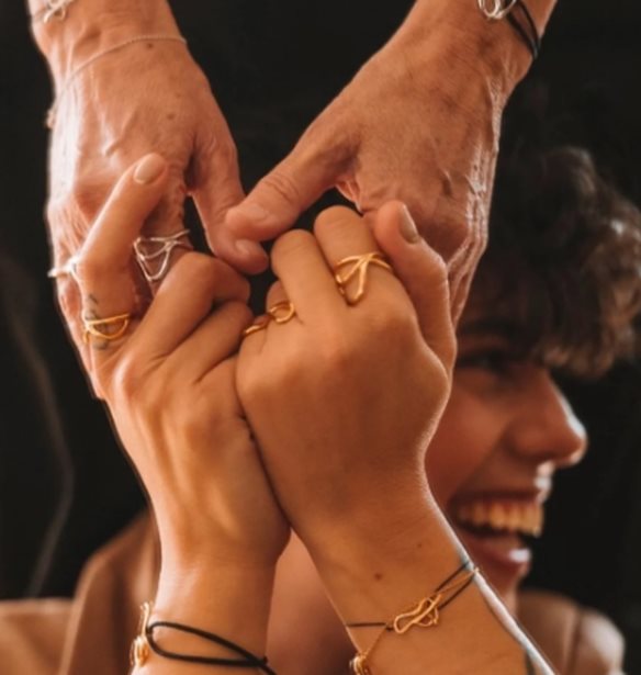 Calma Charm Collection | &#x391;&#x3BD;&#x3B1;&#x3BA;&#x3AC;&#x3BB;&#x3C5;&#x3C8;&#x3B5; &#x3C4;&#x3B7; &#x3C3;&#x3C5;&#x3BB;&#x3BB;&#x3BF;&#x3B3;&#x3AE; &#x3BC;&#x3B5; &#x3B3;&#x3BF;&#x3CD;&#x3C1;&#x3B9;&#x3B1; &#x3C4;&#x3BF;&#x3C5; KAKURU &#x3B3;&#x3B9;&#x3B1; &#x3C4;&#x3BF; 2023