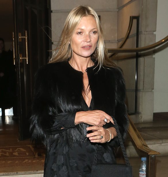 #bestdressed: &#x397; Kate Moss &#x3B1;&#x3C0;&#x3BF;&#x3B3;&#x3B5;&#x3AF;&#x3C9;&#x3C3;&#x3B5; &#x3C4;&#x3BF; total black