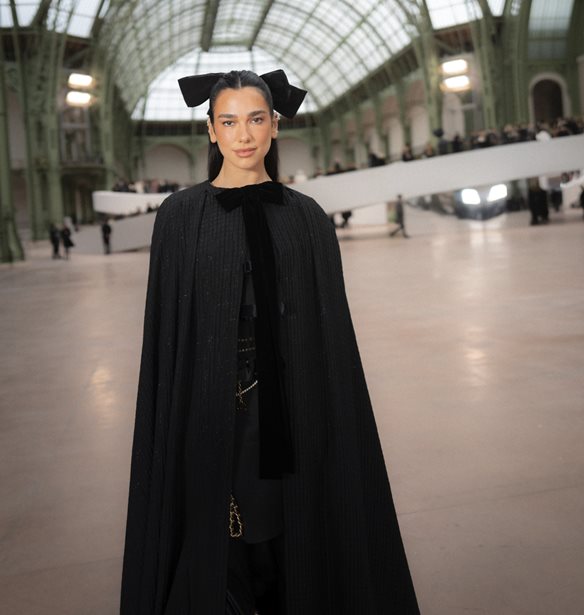 Το φρέσκο μακιγιάζ της Dua Lipa θα σε πείσει να δοκιμάσεις τη χρωματιστή mascara στα καλοκαιρινά σου μακιγιάζ