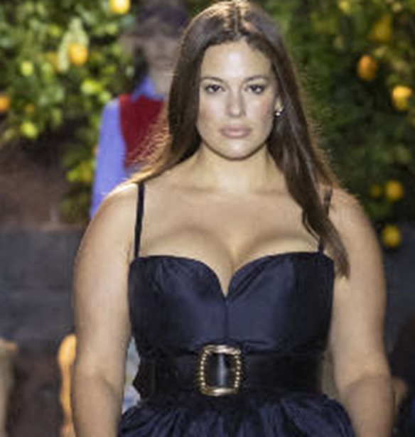 H &#x3B3;&#x3C5;&#x3BC;&#x3BD;&#x3AE; selfie &#x3C4;&#x3B7;&#x3C2; Ashley Graham &#x3B5;&#x3AF;&#x3BD;&#x3B1;&#x3B9; &#x3BF; &#x3BF;&#x3C1;&#x3B9;&#x3C3;&#x3BC;&#x3CC;&#x3C2; &#x3C4;&#x3BF;&#x3C5; body positivity