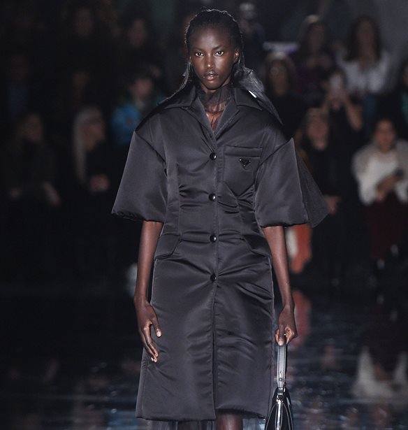 H Anok Yai &#x3B3;&#x3C1;&#x3AC;&#x3C6;&#x3B5;&#x3B9; &#x3C4;&#x3B7; &#x3B4;&#x3B9;&#x3BA;&#x3AE; &#x3C4;&#x3B7;&#x3C2; &#x3B9;&#x3C3;&#x3C4;&#x3BF;&#x3C1;&#x3AF;&#x3B1; &#x3C3;&#x3C4;&#x3BF;&#x3BD; &#x3BA;&#x3CC;&#x3C3;&#x3BC;&#x3BF; &#x3C4;&#x3B7;&#x3C2; &#x3BC;&#x3CC;&#x3B4;&#x3B1;&#x3C2;