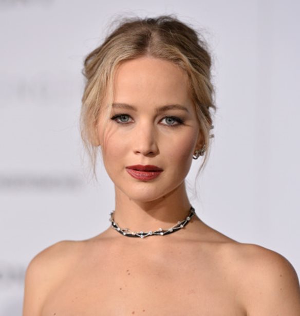 &#x3A4;&#x3BF; red carpet &#x3C3;&#x3C4;&#x3C5;&#x3BB; &#x3C4;&#x3B7;&#x3C2; Jennifer Lawrence &#x3B3;&#x3AF;&#x3BD;&#x3B5;&#x3C4;&#x3B1;&#x3B9; &#x3CC;&#x3BB;&#x3BF; &#x3BA;&#x3B1;&#x3B9; &#x3BA;&#x3B1;&#x3BB;&#x3CD;&#x3C4;&#x3B5;&#x3C1;&#x3BF;