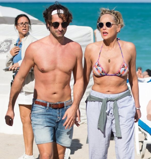 Sharon Stone: &#x39A;&#x3B1;&#x3C5;&#x3C4;&#x3AC; &#x3C6;&#x3B9;&#x3BB;&#x3B9;&#x3AC; &#x3BC;&#x3B5; &#x3C4;&#x3BF;&#x3BD; &#x3BA;&#x3B1;&#x3C4;&#x3AC; 20 &#x3C7;&#x3C1;&#x3CC;&#x3BD;&#x3B9;&#x3B1; &#x3BD;&#x3B5;&#x3CC;&#x3C4;&#x3B5;&#x3C1;&#x3BF; &#x3C3;&#x3CD;&#x3BD;&#x3C4;&#x3C1;&#x3BF;&#x3C6;&#x3CC; &#x3C4;&#x3B7;&#x3C2; &#x3C6;&#x3BF;&#x3C1;&#x3CE;&#x3BD;&#x3C4;&#x3B1;&#x3C2; &#x3BC;&#x3CC;&#x3BD;&#x3BF; &#x3C4;&#x3BF; &#x3BC;&#x3B1;&#x3B3;&#x3B9;&#x3CC; &#x3C4;&#x3B7;&#x3C2;!