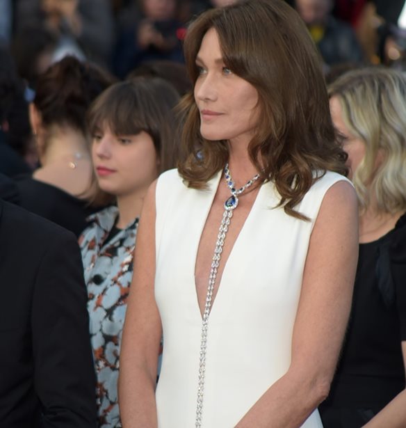 Carla Bruni: &#x3A4;&#x3C1;&#x3B1;&#x3B3;&#x3BF;&#x3CD;&#x3B4;&#x3B7;&#x3C3;&#x3B5; &#x3C3;&#x3B5; &#x3B9;&#x3C3;&#x3C4;&#x3BF;&#x3C1;&#x3B9;&#x3BA;&#x3CC; &#x3BA;&#x3B1;&#x3BC;&#x3C0;&#x3B1;&#x3C1;&#x3AD; &#x3C3;&#x3C4;&#x3BF; &#x3A0;&#x3B1;&#x3C1;&#x3AF;&#x3C3;&#x3B9;
