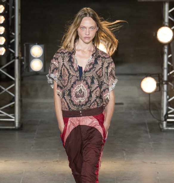 10 καλοκαιρινοί συνδυασμοί με παντελόνι από την πασαρέλα