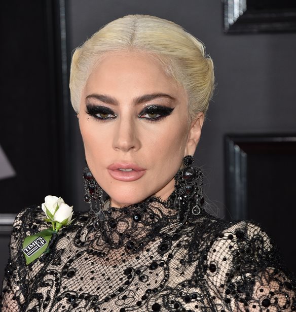 &#x397; Lady Gaga &#x3BA;&#x3C5;&#x3BA;&#x3BB;&#x3BF;&#x3C6;&#x3CC;&#x3C1;&#x3B7;&#x3C3;&#x3B5; &#x3BC;&#x3B5; &#x3C4;&#x3BF; &#x3C0;&#x3C1;&#x3CE;&#x3C4;&#x3BF; &#x3BA;&#x3BF;&#x3BC;&#x3BC;&#x3AC;&#x3C4;&#x3B9; &#x3C4;&#x3B7;&#x3C2; &#x3C3;&#x3C5;&#x3BB;&#x3BB;&#x3BF;&#x3B3;&#x3AE;&#x3C2; &#x3C4;&#x3BF;&#x3C5; Hedi Slimane &#x3B3;&#x3B9;&#x3B1; &#x3C4;&#x3BF;&#x3BD; &#x3BF;&#x3AF;&#x3BA;&#x3BF; C&#xE9;line