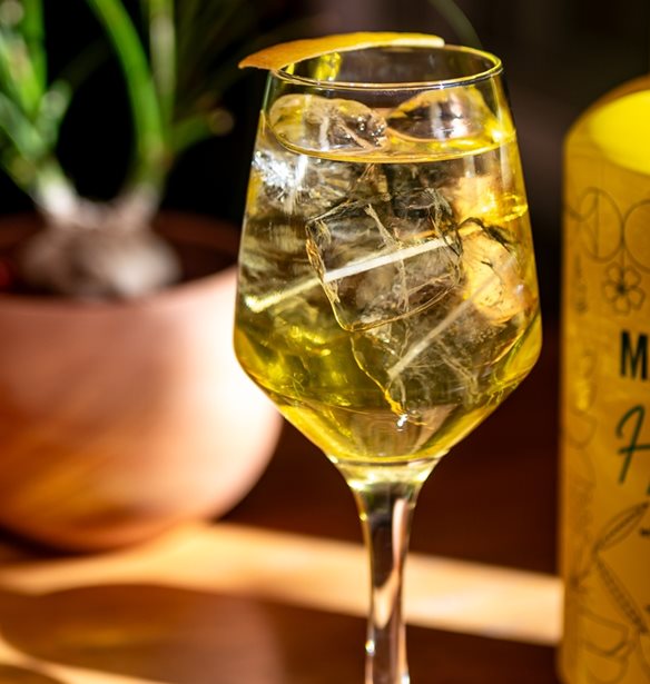 Happy Spritz | &#x3A4;&#x3BF; &#x3BD;&#x3AD;&#x3BF; &#x3B4;&#x3B7;&#x3BC;&#x3BF;&#x3C6;&#x3B9;&#x3BB;&#x3AD;&#x3C2; spritz &#x3C0;&#x3BF;&#x3C5; &#x3C3;&#x3B5; &#x3BA;&#x3AC;&#x3BD;&#x3B5;&#x3B9; happy