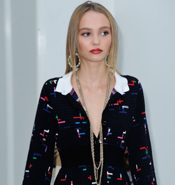 &#x394;&#x3B5;&#x3C2; &#x3C0;&#x3CE;&#x3C2; &#x3B7; Lily Rose Depp &#x3B1;&#x3C0;&#x3BF;&#x3B3;&#x3B5;&#x3B9;&#x3CE;&#x3BD;&#x3B5;&#x3B9; &#x3C4;&#x3BF; look &#x3C4;&#x3B7;&#x3C2; &#x3BC;&#x3B5; &#x3AD;&#x3BD;&#x3B1; vintage &#x3BA;&#x3BF;&#x3BC;&#x3BC;&#x3AC;&#x3C4;&#x3B9;