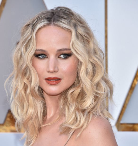 &#x397; Jennifer Lawrence &#x3C6;&#x3CC;&#x3C1;&#x3B5;&#x3C3;&#x3B5; &#x3C4;&#x3BF; &#x3C0;&#x3B9;&#x3BF; &#x3C1;&#x3BF;&#x3BC;&#x3B1;&#x3BD;&#x3C4;&#x3B9;&#x3BA;&#x3CC; &#x3C6;&#x3CC;&#x3C1;&#x3B5;&#x3BC;&#x3B1; &#x3C3;&#x3C4;&#x3BF; &#x3C0;&#x3AC;&#x3C1;&#x3C4;&#x3B9; &#x3C4;&#x3C9;&#x3BD; &#x3B1;&#x3C1;&#x3C1;&#x3B1;&#x3B2;&#x3CE;&#x3BD;&#x3C9;&#x3BD; &#x3C4;&#x3B7;&#x3C2;