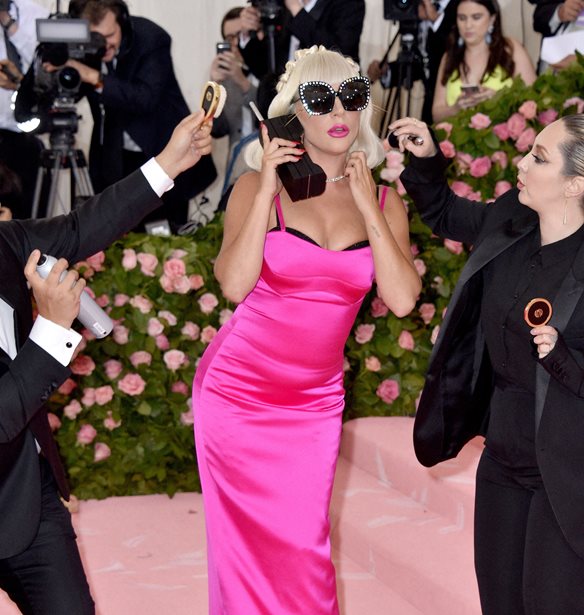 &#x397; Lady Gaga &#x3AD;&#x3C0;&#x3B5;&#x3C3;&#x3B5; &#x3B1;&#x3C0;&#x3CC; &#x3C4;&#x3B7; &#x3C3;&#x3BA;&#x3B7;&#x3BD;&#x3AE;