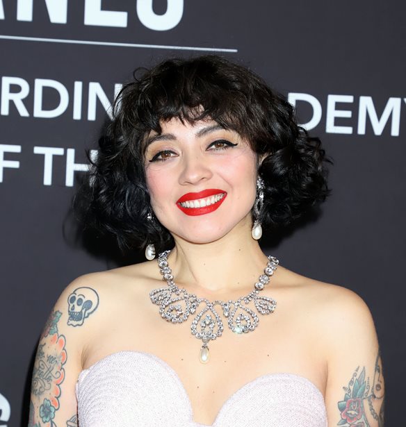 Mon Laferte: &#x397; &#x3A7;&#x3B9;&#x3BB;&#x3B9;&#x3B1;&#x3BD;&#x3AE; &#x3C4;&#x3C1;&#x3B1;&#x3B3;&#x3BF;&#x3C5;&#x3B4;&#x3AF;&#x3C3;&#x3C4;&#x3C1;&#x3B9;&#x3B1; &#x3C0;&#x3BF;&#x3C5; &#x3AD;&#x3B4;&#x3B5;&#x3B9;&#x3BE;&#x3B5; &#x3C4;&#x3BF; &#x3C3;&#x3C4;&#x3AE;&#x3B8;&#x3BF;&#x3C2; &#x3C4;&#x3B7;&#x3C2; &#x3C3;&#x3B5; &#x3AD;&#x3BD;&#x3B4;&#x3B5;&#x3B9;&#x3BE;&#x3B7; &#x3B4;&#x3B9;&#x3B1;&#x3BC;&#x3B1;&#x3C1;&#x3C4;&#x3C5;&#x3C1;&#x3AF;&#x3B1;&#x3C2;